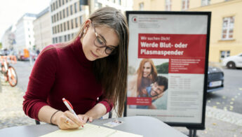 Eine Spenderin füllt den Fragebogen aus