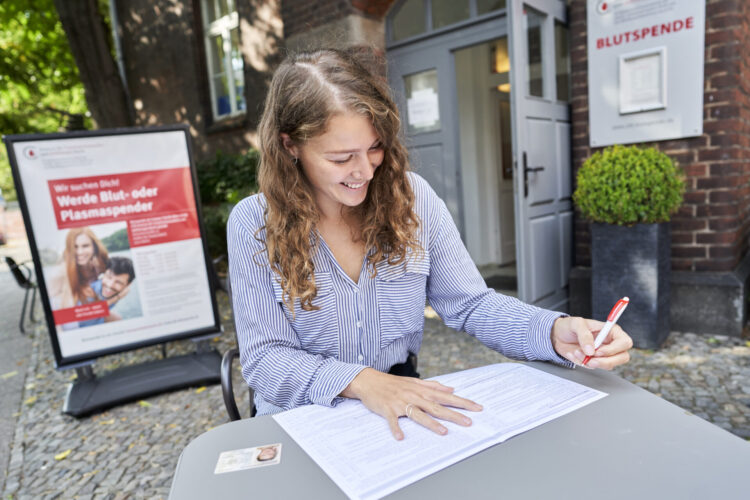 ZTB Spenderin füllt den Fragebogen aus